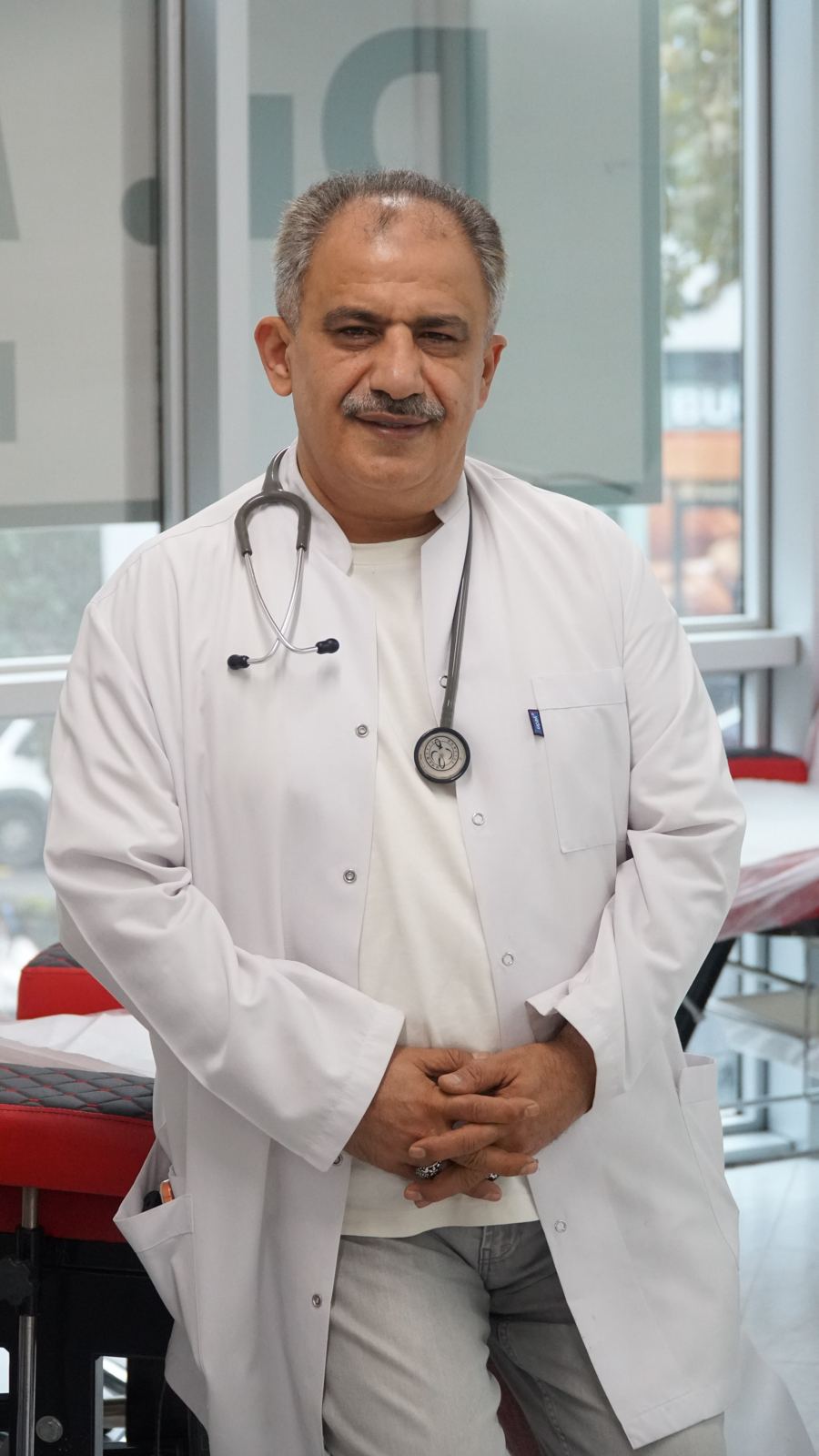 Dr. Mehmet Demir, beyaz önlükle